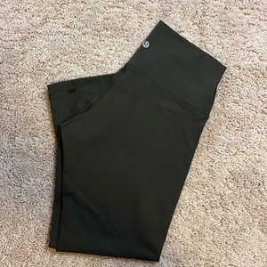 Lululemon size 6 legging 3/4 calf length great condition workout pants